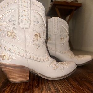 Dingo Women’s White Primrose Snip Toe Boots